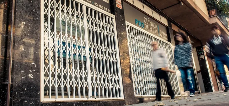 ¿Por qué tu negocio en Barcelona necesita una puerta acorazada certificada AENOR?