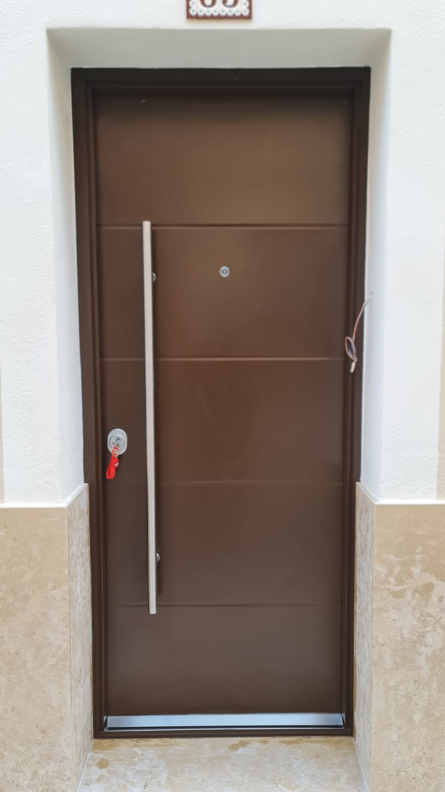 Puerta acorazada con panel exterior personalizado