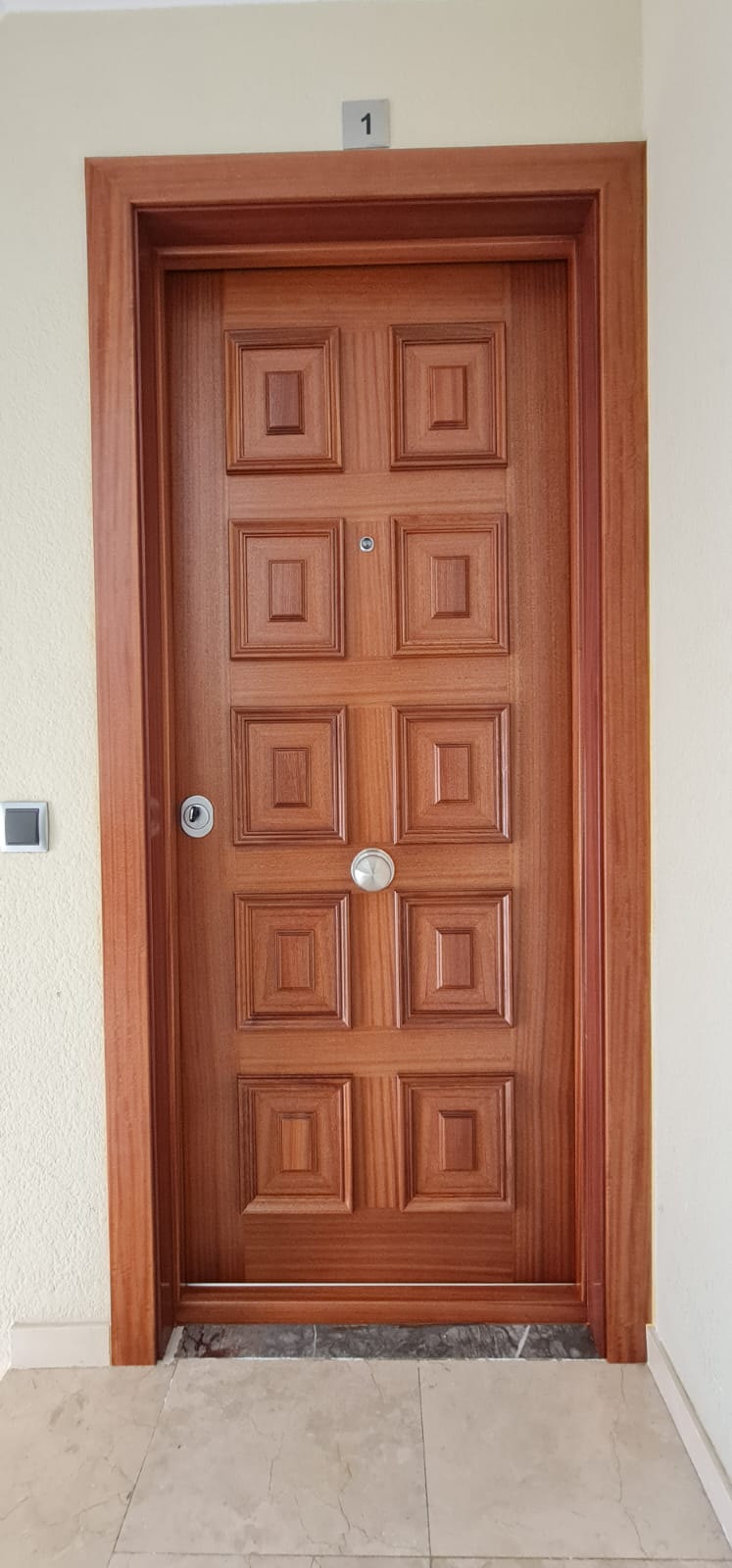 Instalación de puerta acorazada en vivienda unifamiliar